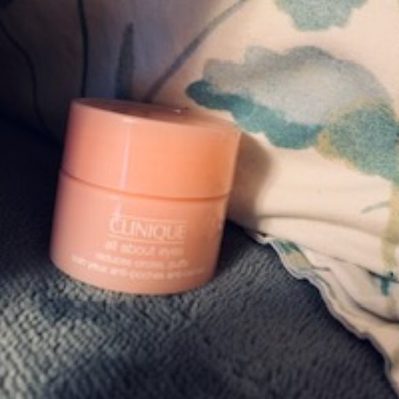 3 Clinique samples,  keychain and a cosmetic bag - Picture 3 of 5